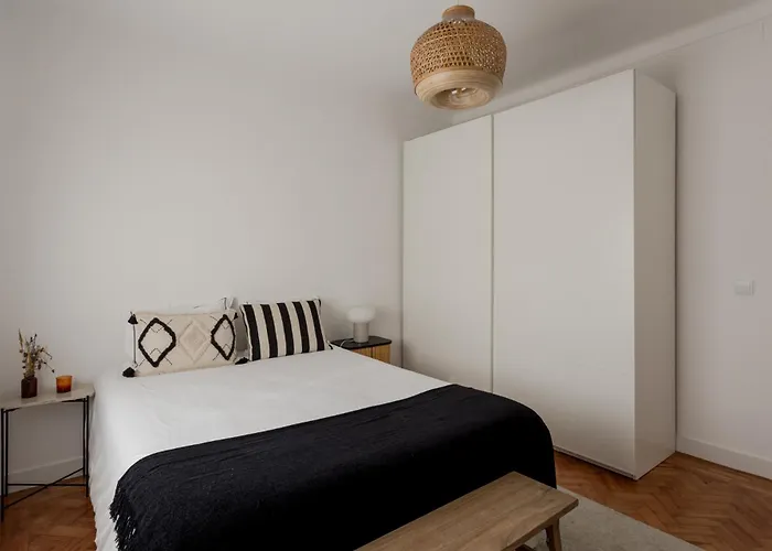 דירה Lisbon Riverside Retreat 2br In אלמאדה
