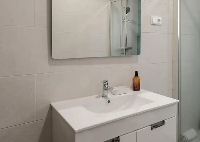 Lisbon Riverside Retreat 2br In דירה *